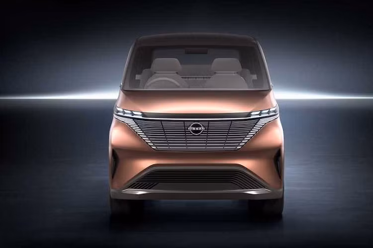 Bảng đồng hồ và hệ thống thông tin giải trí được thay bằng một màn hình màu trong suốt, trong khi số lượng các nút bấm đã được Nissan giảm tối đa và thay bằng nút cảm ứng. Một loạt các chi tiết trang trí như các thanh gỗ dọc xếp trên những tấm ốp cửa, ghế ngồi vân nhiều lỗ, thảm trải sàn dệt sợi kim loại có màu cafe tói đem tới cho IMk không gian cabin hiện đại nhưng ấm cúng.