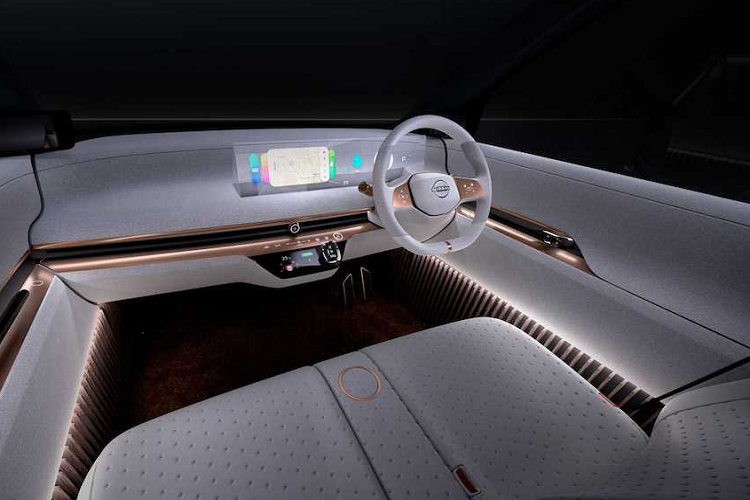 Tuy nhiên, chiếc xe này gây ấn tượng mạnh hơn bởi kiểu dáng đậm chất Nhật Bản của nó. Được hãng xe ôtô Nissan định nghĩa là một phần của ngôn ngữ thiết kế mới có tên “Timeless Japanese Futurism” (tạm dịch: chủ nghĩa tương lai Nhật Bản trường tồn với thời gian), IMk có phần đầu ngắn với lưới tản nhiệt với các nan ngang và được chiếu sáng bằng các dải LED để gợi nhớ về mặt ca-lăng V-Motion đặc trưng của Nissan.