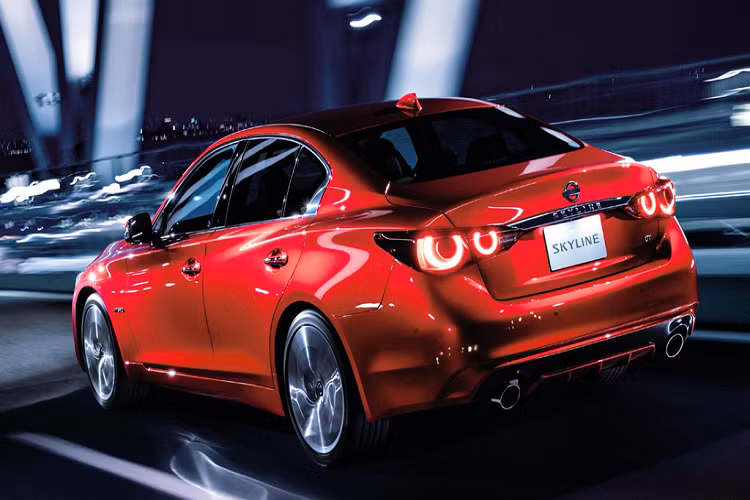 Bên hông xe không có sự thay đổi, các đường nét vẫn được giữ nguyên, bao gồm cả đường xoắn đặc biệt trên cửa sổ gần cột C. Ở phía sau, đèn hậu thể thao với họa tiết tròn đặc trưng, gợi nhớ đến các mô hình Skyline cổ điển. Cản sau được thiết kế lại với bộ khuếch tán năng động hơn, hệ thống ống xả kép.