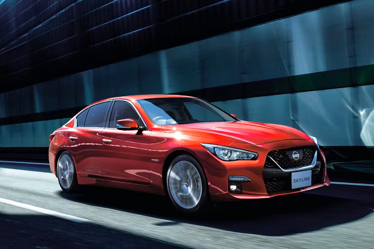 Nissan Skyline 2019 trang bị động cơ xăng tăng áp kép VR30DDTT 3.0L, công suất 304 mã lực tại 6.000 vòng/phút và mô-men xoắn 400 Nm từ 1.600-5.200 vòng/phút. Động cơ này được trang bị trên các phiên bản GT, GT Type P và GT Type SP tại Nhật Bản, hệ dẫn động bánh sau và hộp số tự động 7 cấp.