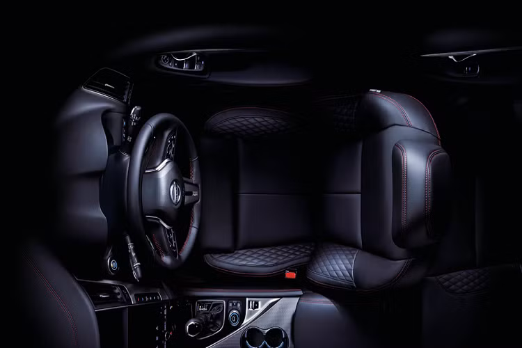 Các bổ sung mới bao gồm màn hình hiển thị kính lái HUD, phiên bản cao cấp trang bị hệ thống ProPILOT 2.0 sẽ có màn hình hỗ trợ lái nâng cao 7 inch thay cho màn hình kỹ thuật số trên bản tiêu chuẩn. Ngoài ra xe còn có hệ thống thông tin giải trí NissanConnect hỗ trợ cập nhật qua mạng (OTA) và truy cập Wi-Fi trên xe hơi.