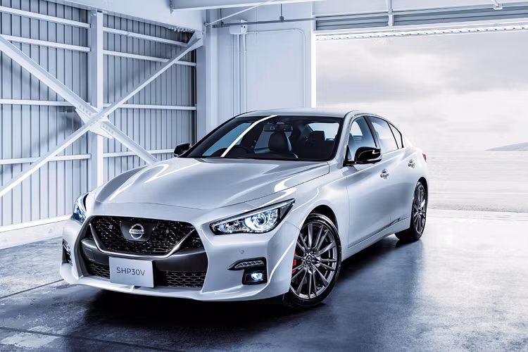 Phiên bản Skyline hybrid sử dụng động cơ hút khí tự nhiên VQ35HR 3.0L kết hợp với động cơ điện HM34 (68 mã lực và 290 Nm) cho tổng công suất là 306 mã lực và mô-men xoắn 350 Nm. Hộp số tự động 7 cấp. Tại Nhật Bản, giá xe Nissan Skyline facelift 2019 từ 162.637 USD.