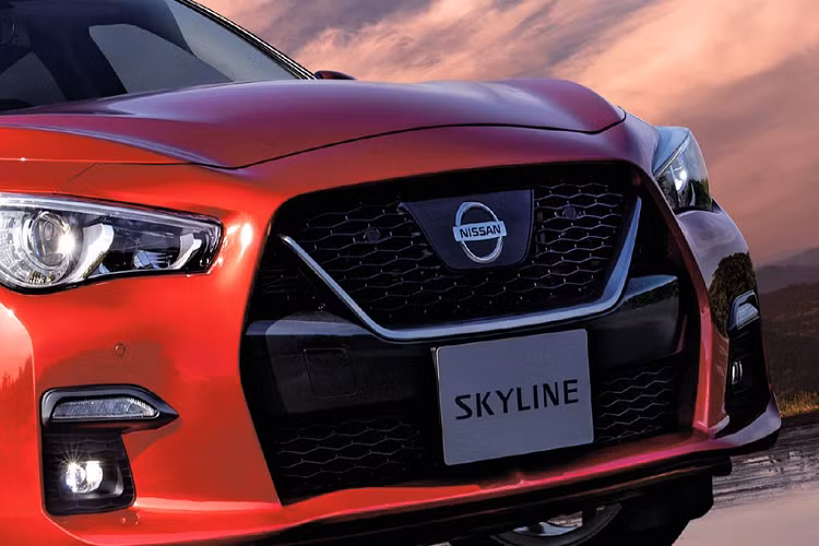 Về ngoại hình, Nissan đã quyết định ghép phần mặt trước của chiếc xe thể thao hàng đầu GT-R lên Skyline, với những điểm tương đồng như một thanh ngang dày bảng, chia lưới tản nhiệt ra làm hai. Phần mũi xe cao hơn so với tiền nhiệm, phần đèn sương mù nằm ở cản trước cũng được sửa đổi.