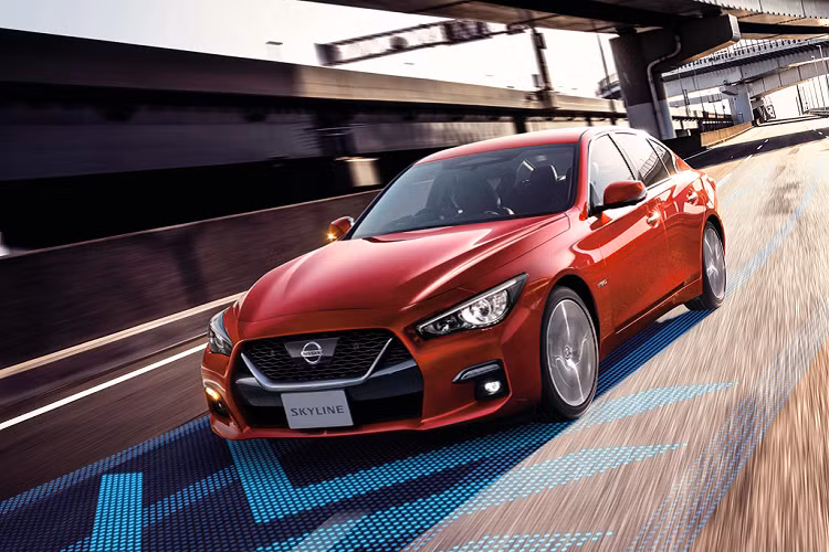 Một phiên bản mạnh mẽ hơn sử dụng động cơ V6 400R,cho công suất lên tới 405 mã lực tại 6.400 vòng/phút và mô-men xoắn 475 Nm từ 1.600-5.200 vòng/phút. Ngoài ra, Nissan Skyline còn có thêm 1 phiên bản sử dụng hệ truyền động hybrid, đi kèm với hệ dẫn động cầu sau và hệ dẫn động 4 bánh.