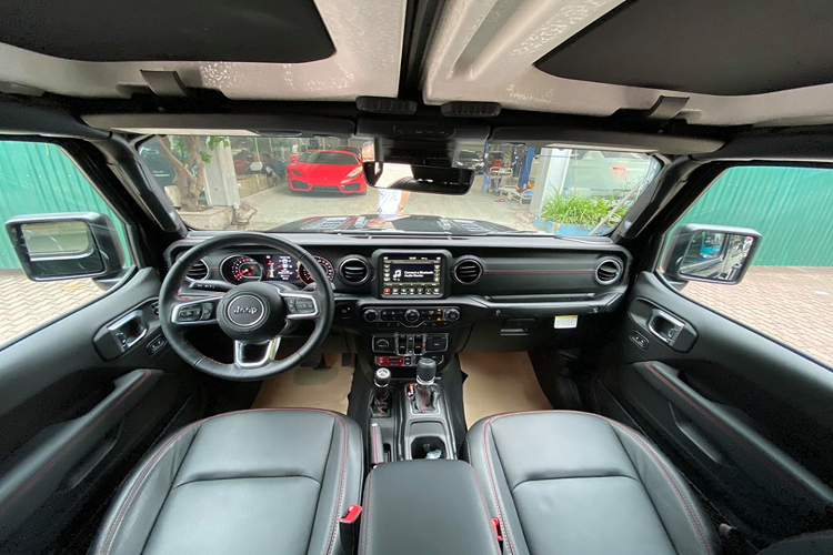 Jeep Gladiator Rubicon 2020 được trang bị khối động cơ V6 có dung tích 3.6 lít, sản sinh công suất tối đa 285 mã lực và mô-men xoắn cực đại đạt 352 Nm, đi kèm với đó hộp số tự động 8 cấp và hệ dẫn động 2 cầu. Xe có kích thước chiều dài 5.181 mm, dài hơn 800 mm so với chiếc SUV Jeep Wrangler và có chiều dài trục cơ sở là 3.480 mm.