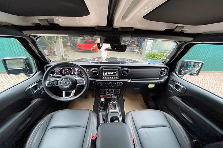 Jeep Gladiator Rubicon 2020 được trang bị khối động cơ V6 có dung tích 3.6 lít, sản sinh công suất tối đa 285 mã lực và mô-men xoắn cực đại đạt 352 Nm, đi kèm với đó hộp số tự động 8 cấp và hệ dẫn động 2 cầu. Xe có kích thước chiều dài 5.181 mm, dài hơn 800 mm so với chiếc SUV Jeep Wrangler và có chiều dài trục cơ sở là 3.480 mm.