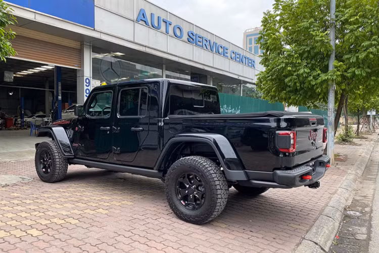 Khoang nội thất đơn giản, mang đậm tính cơ bắp Mỹ với bảng táp-lô dựng thẳng và có nhiều nút bấm, ghế ngồi được bọc da màu đen tương tự nội thất đi kèm với khâu màu đỏ nổi bật, tựa lưng ghế cũng được khâu chữ “Rubicon” màu đỏ. Cần chuyển số to bản ở vị trung tâm, bên cạnh là cần chuyển chế độ gài cầu có tính năng khóa cả cầu trước lẫn cầu sau.