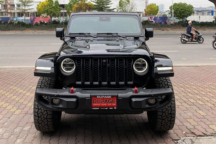 Xe sở hữu ngoại thất đen bóng mạnh mẽ khác biệt với chiếc Gladiator đầu tiên được nhập khẩu về nước vào tháng 8 với ngoại thất trắng muốt, bên cạnh đó, xe còn thuộc phiên bản Launch Edition One of 4190.