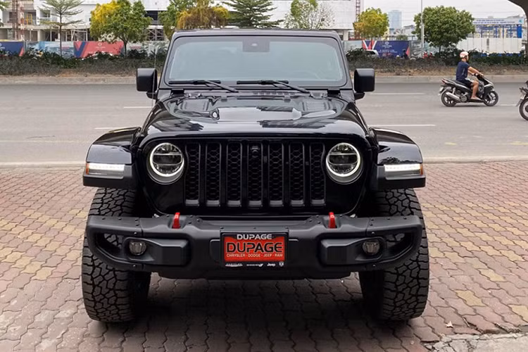 Xe sở hữu ngoại thất đen bóng mạnh mẽ khác biệt với chiếc Gladiator đầu tiên được nhập khẩu về nước vào tháng 8 với ngoại thất trắng muốt, bên cạnh đó, xe còn thuộc phiên bản Launch Edition One of 4190.