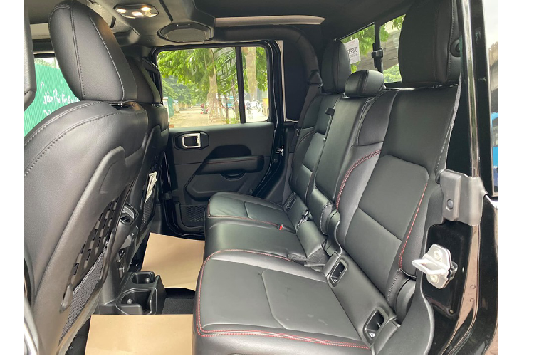 Trong bốn phiên bản được hãng xe Mỹ cung cấp đến khách hàng, phiên bản Rubicon là phiên bản duy nhất sở hữu cho mình camera off-road tiên tiến, camera này được đặt ẩn phía sau lưới tản nhiệt và trở thành một “cánh tay phải đắc lực” cho người khi đi vào những địa hình hiểm trở.