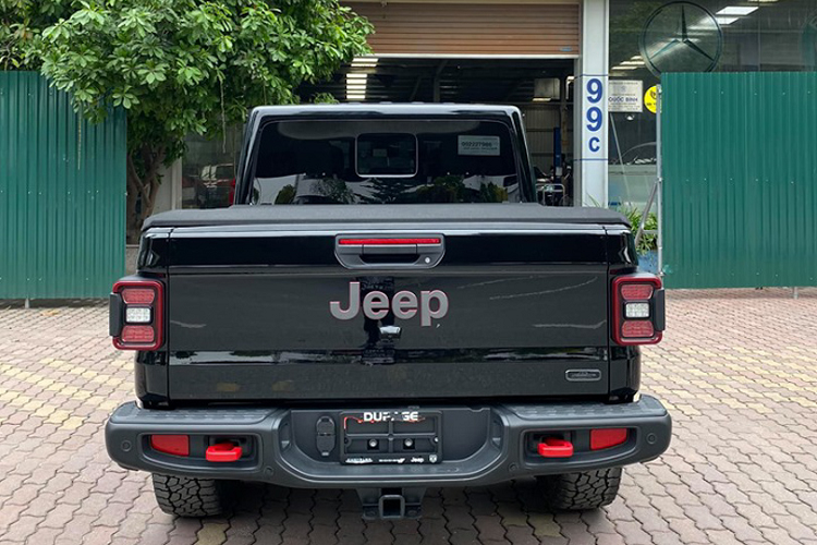 Mẫu xe bán tải Jeep Gladiator Rubicon được xếp vào phân khúc bán tải hạng trung nhưng vì kích thước “khủng” cũng như dung tích động cơ lớn nên mẫu xe này cho thấy sự vượt trội hoàn toàn so với các đối thủ cùng phân khúc. Vì lẽ đó mà chắc chắn giá thành của Jeep Gladiator Rubicon tại thị trường Việt Nam sẽ cao hơn hai đối thủ con lại hiện đang được phân phối chính hãng trong nước.