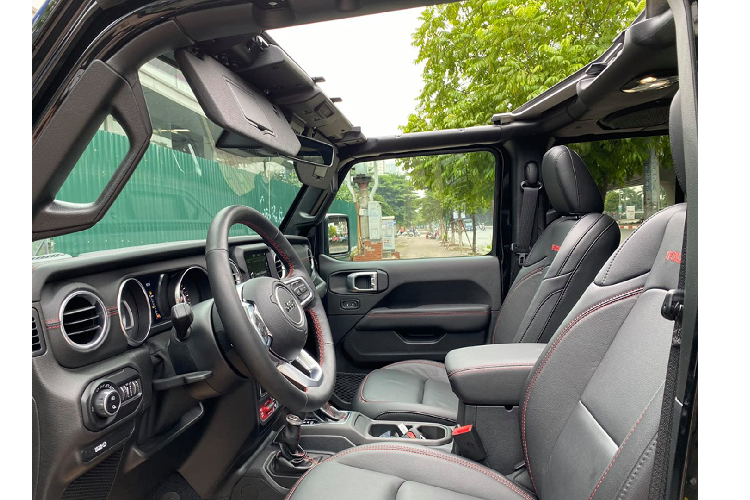 Xe sở hữu khả năng vượt địa hình ấn tượng với khoảng sáng gầm lên đến 282 mm và có thể lội nước với độ sâu 762 mm. Một đặc điểm thú vị xuất hiện trên chiếc bán tải Gladiator Rubicon đó là phần kính chắn gió trước có thể hạ xuống đặc trưng của các mẫu xe địa hình nhà Jeep.