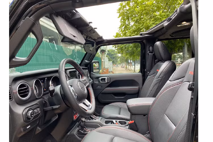 Xe sở hữu khả năng vượt địa hình ấn tượng với khoảng sáng gầm lên đến 282 mm và có thể lội nước với độ sâu 762 mm. Một đặc điểm thú vị xuất hiện trên chiếc bán tải Gladiator Rubicon đó là phần kính chắn gió trước có thể hạ xuống đặc trưng của các mẫu xe địa hình nhà Jeep.