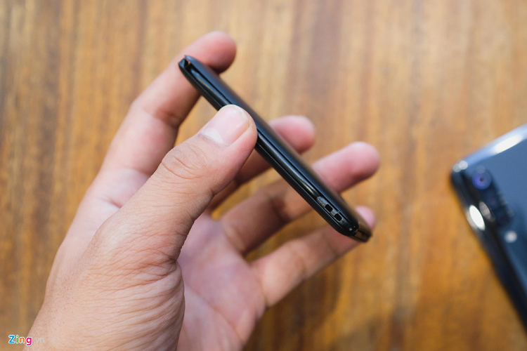 Qua lời giới thiệu của một người bạn, tôi biết đến “ thẻ sinh tồn công nghệ” Kable Card. Đây là loại thẻ chứa đầy đủ các cổng kết nối và thiết bị về SIM cần cho một chuyến bay. Kable Card là một startup khá nổi tiếng trên trang kickstarter.com. Hiện sản phẩm của họ đã được bán trên toàn cầu.