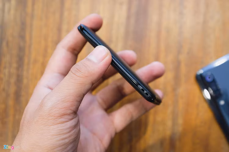 Qua lời giới thiệu của một người bạn, tôi biết đến “ thẻ sinh tồn công nghệ” Kable Card. Đây là loại thẻ chứa đầy đủ các cổng kết nối và thiết bị về SIM cần cho một chuyến bay. Kable Card là một startup khá nổi tiếng trên trang kickstarter.com. Hiện sản phẩm của họ đã được bán trên toàn cầu.