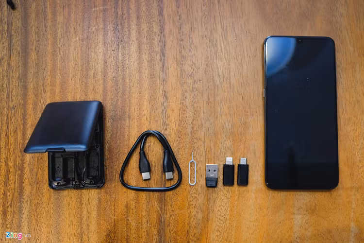 Bên trong tấm thẻ có 1 sợi cáp USB Type C hai đầu, 1 cổng chuyển Type C sang A (USB thông thường), 1 cổng chuyển Type C sang Lightning (cho iPhone) và 1 cổng chuyển Type C sang Micro USB.