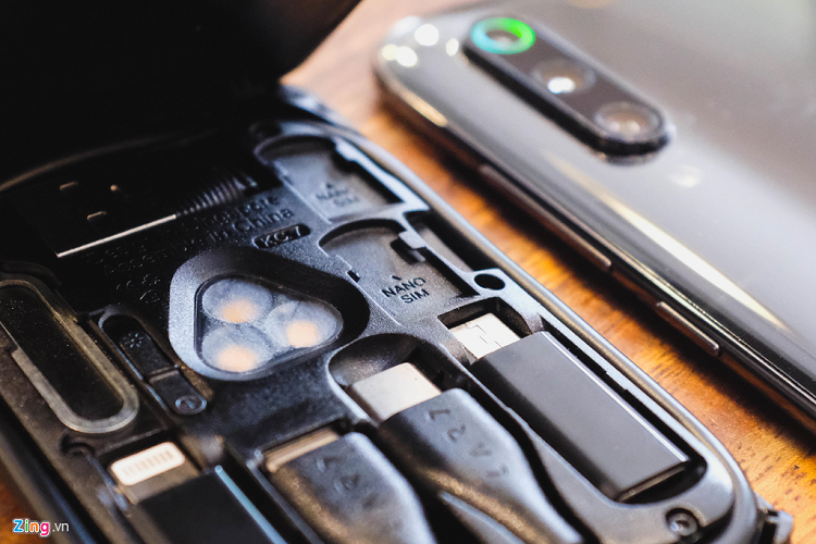 Kable Card cũng được trang bị khe đọc thẻ micro SD và sạc không dây 10 W. Tất cả tính năng như đèn, đọc thẻ, sạc không dây… đều phải cắm dây bởi Kable Card không có nguồn điện riêng. Như vậy, người dùng cần có một cục sạc dự phòng hoặc củ sạc đi kèm mới có thể sử dụng hết tính năng của thẻ sinh tồn này.