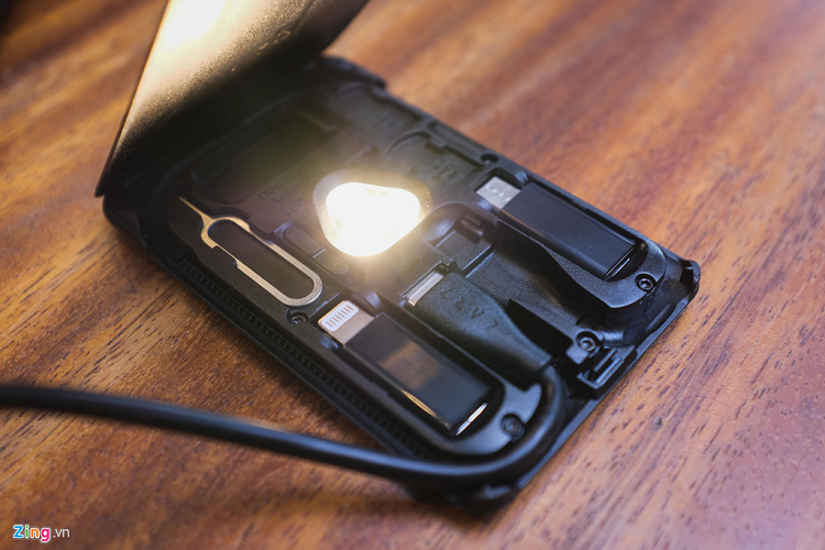 Bên trong “thẻ sinh tồn công nghệ” này còn có ba bóng đèn LED vàng. Nó có hai chế độ sáng. Ba bóng đèn này có công suất 1 W. Theo công dụng được nhà sản xuất mô tả, ba bóng đèn này thích hợp dùng làm đèn ngủ. 