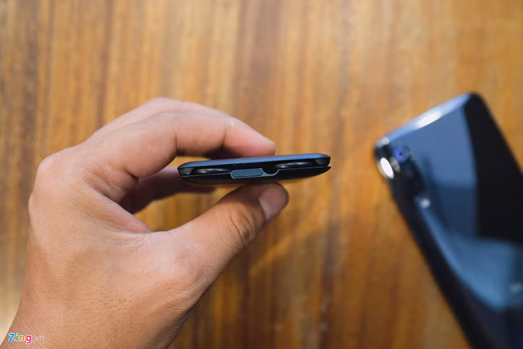 Khi người bạn vừa đưa cho tôi chiếc thẻ Kable Card, nó chẳng khác nhiều một thẻ ATM, mỏng, nhẹ, cầm gọn trong lòng bàn tay. Tuy vậy, với độ dày 0,86 cm, nó khó lòng nhét vào ví. 