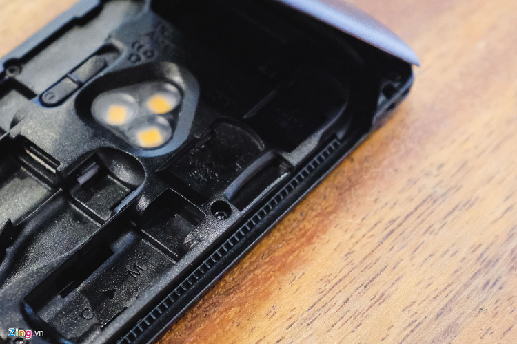 Bên cạnh đó, Kable Card còn được thiết kế với hai vị trí cất SIM nano, loại SIM thông dụng nhất hiện nay kèm một que chọc SIM. Như vậy, khi vừa xuống sân bay, tôi có thể tháo và cất SIM của mình ngay lập tức mà không lo thất lạc.