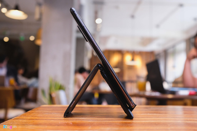 Ngoài ra, Kable Card còn có thể làm giá kê điện thoại. Tuy vậy, theo cảm nhận của tôi, Kable Card khá yếu và không có cao su mềm tăng độ bám. Vì thế tôi chỉ dùng nó làm giá kê điện thoại trong trường hợp bất đắc dĩ. 