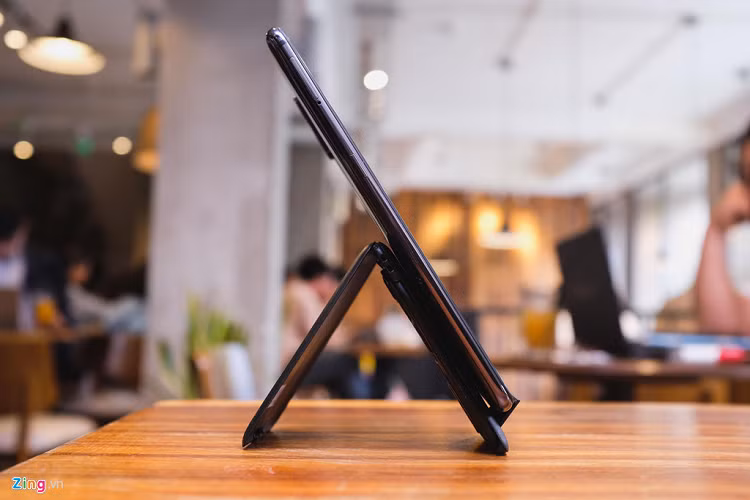 Ngoài ra, Kable Card còn có thể làm giá kê điện thoại. Tuy vậy, theo cảm nhận của tôi, Kable Card khá yếu và không có cao su mềm tăng độ bám. Vì thế tôi chỉ dùng nó làm giá kê điện thoại trong trường hợp bất đắc dĩ. 