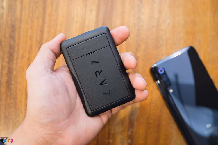 Trong một lần đi công tác tại Đài Loan, tôi vô tình làm rơi chiếc SIM của mình tại sân bay. Lý do là tôi cần phải thay SIM 4G để có thể sử dụng Internet, đặt xe và liên lạc với người đón. Chính sự cập rập đó đã làm tôi rơi mất thứ rất nhỏ nhưng quan trọng đó.