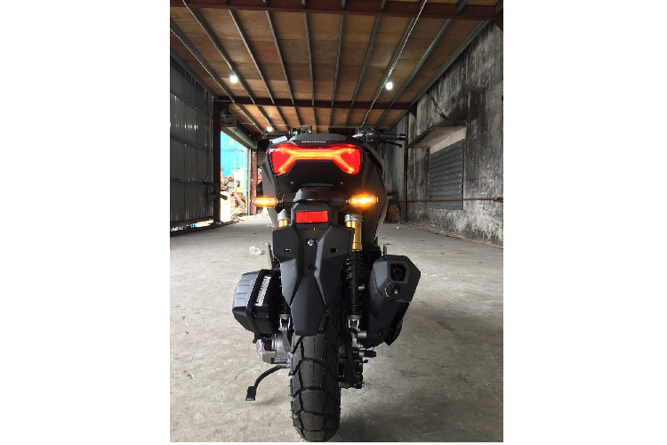 Ngoài đèn pha LED, đèn hậu cũng như hệ thống đèn xi nhan trên xe cũng ứng dụng công nghệ LED. 