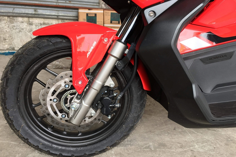 Hệ thống treo trước của xe là cặp phuộc ống lồng. Xe sử dụng vành đúc 14 inch ở trước và 13 inch phía sau, đi kèm là bộ phanh đĩa tích hợp hệ thống chống bó cứng phanh ABS.