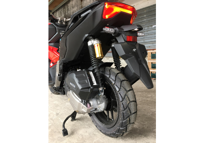 Hệ thống treo sau của xe gồm cặp giảm xóc lò xo đôi có bình dầu mang thương hiệu Showa. Sức mạnh của xe đến từ động cơ eSP xylanh đơn, dung tích 149,3 cc, làm mát bằng dung dịch, sở hữu công suất 14,5 mã lực và mômen xoắn cực đại 13,2 Nm. 