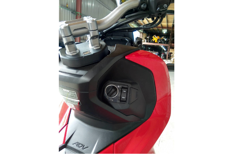 Hệ thống khóa thông minh Smart Key là trang bị tiêu chuẩn trên Honda ADV 150. Ngoài ra, Honda ADV 150 cũng giống như PCX sở hữu yên xe dài, thiết kế hai tầng, bên dưới là cốp chứa đồ khá rộng rãi. 