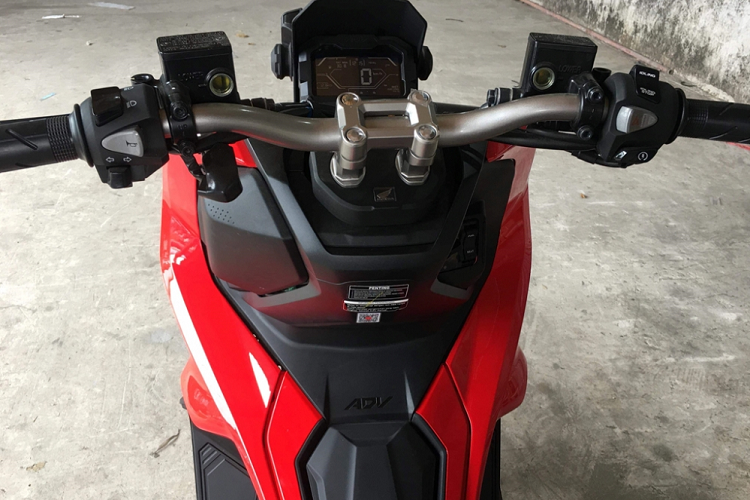 Đồng hồ của xe là màn hình LCD kỹ thuật số, hiển thị đa thông tin từ vận tốc, tua máy, hành trình, thời gian và lượng xăng 