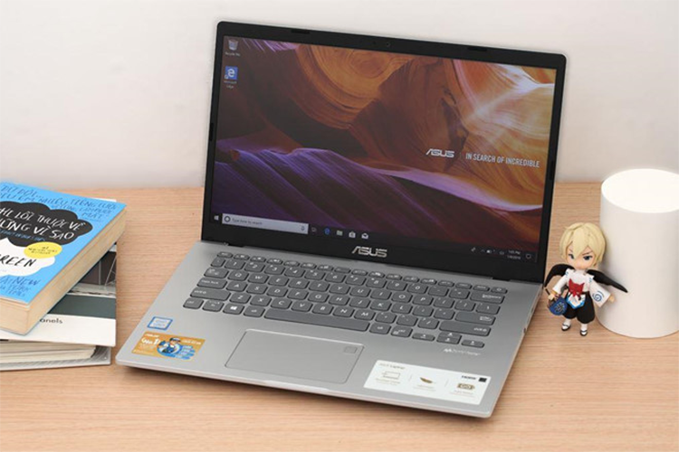 Asus Vivobook X409F (14,2 triệu đồng) - Màn hình của máy có kích thước 14 inch, trọng lượng máy đạt 1,6 kg. Màn hình này sử dụng tấm nền TN cho góc nhìn chưa tốt, màu sắc nhạt. Bù lại, máy được tích hợp cảm biến vân tay, cho phép mở khóa thuận tiện hơn. Đây cũng là một trong số ít những mẫu laptop trong phân khúc giá dưới 15 triệu đồng được trang bị sẵn dung lượng RAM 8 GB. Nó sẽ hỗ trợ người dùng chạy được nhiều ứng dụng cùng lúc mượt mà hơn. 