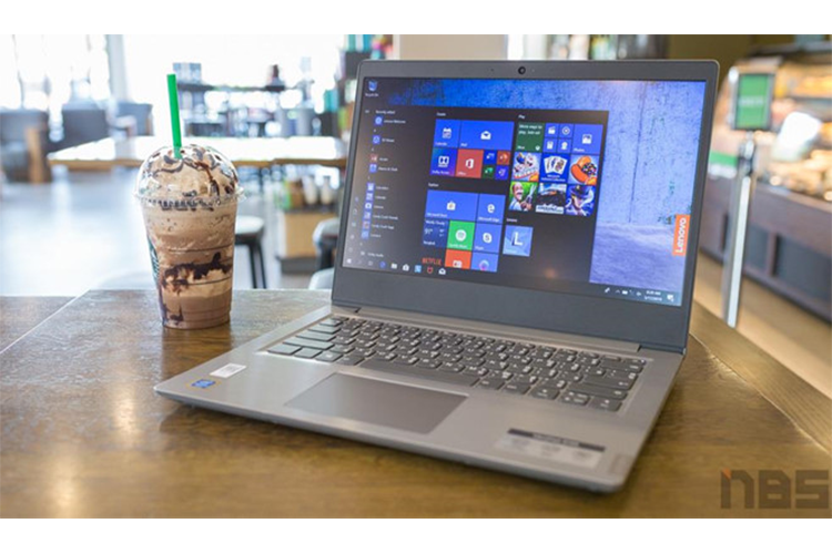 Laptop Lenovo ideapad S145 (14,6 triệu đồng) - Phần viền màn hình của máy tương tối mỏng ở hai cạnh bên. Thiết bị này có màn hình kích thước 14 inch, sử dụng tấm nền TN do đó góc nhìn chưa tốt và màu sắc hiển thị nhạt. Tuy nhiên, máy được trang bị cấu hình khá tốt với bộ xử lý Intel Core i5 8265U cùng card đồ họa rời NVIDIA GeForce MX110. Nó cho phép người dùng có thể chơi tốt một số tựa game ở mức thiết lập đồ họa trung bình.