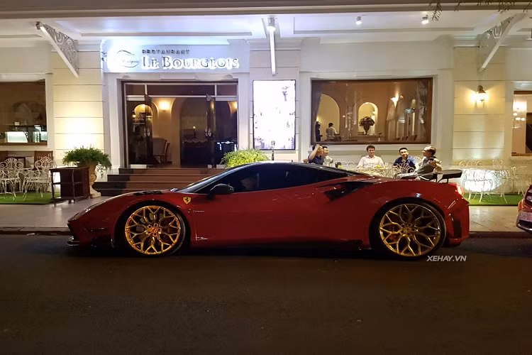 Bộ vành đa chấu sơn màu vàng của Vossen, cụm má phanh màu đỏ trùng với màu thân xe. Đi kèm với đó là cặp lốp siêu mỏng vô cùng thể thao.