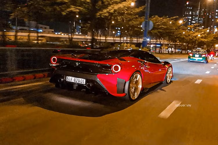 Phần đuôi xe lại được thay đổi với các chi tiết trong gói độ của Pogea Racing. Bộ cản sau được nhà độ này thay đổi bằng sợi carbon và đuôi xe cũng được cắt xẻ lại hầm hố hơn khi để lộ hai bánh sau to bản ra ngoài. Cặp ống xả hình tròn đặt cân đối giữa đuôi xe, đi kèm đó là các cánh gió sắc cạnh tăng tính khí động học cho "siêu ngựa".