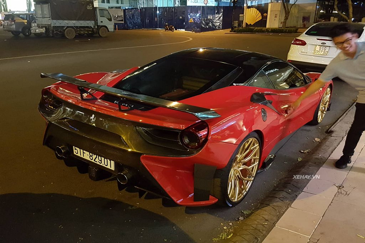 “Trái tim” của chiếc Ferrari 488 GTB độ Mansory và Pogea Racing vẫn là khối động cơ nguyên bản V8, tăng áp kép, dung tích 3,9 lít, sản sinh công suất tối đa 661 mã lực và mô-men xoắn cực đại 760 Nm.