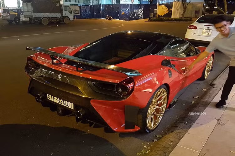 “Trái tim” của chiếc Ferrari 488 GTB độ Mansory và Pogea Racing vẫn là khối động cơ nguyên bản V8, tăng áp kép, dung tích 3,9 lít, sản sinh công suất tối đa 661 mã lực và mô-men xoắn cực đại 760 Nm.