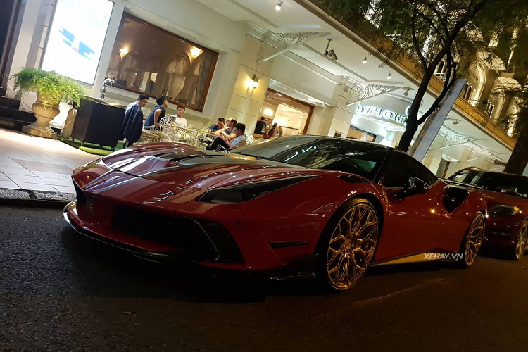 Với gói độ từ Mansory, phần đầu xe của chiếc 488 GTB này trở nên khác biệt ở các bộ phận như nắp ca-pô, cản va trước, cánh lướt gió bằng sợi carbon. Gương chiếu hậu bọc carbon tương phản với màu thân xe.