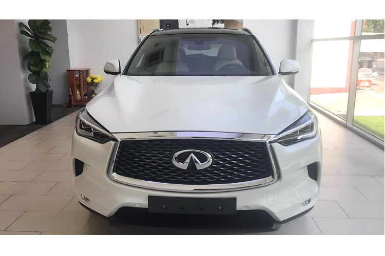 Làm so sánh, giá bán 2,45 tỷ đồng của Infiniti QX50 nhập khẩu phân phối chính hãng thấp hơn so với BMW X3 đang được phân phối với hai phiên bản Xdrive30i XLine &amp; M Sport có giá bán lần lượt: 2,499 và 2,739 tỷ đồng. Bên cạnh đó, giá bán của QX50 còn dễ chịu hơn so với Audi Q5 và Lexus NX300 đồng giá bán 2,510 tỷ đồng.