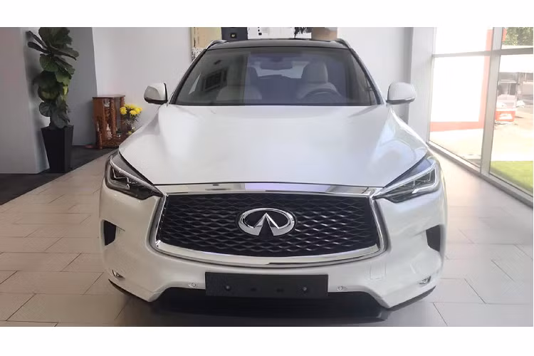 Làm so sánh, giá bán 2,45 tỷ đồng của Infiniti QX50 nhập khẩu phân phối chính hãng thấp hơn so với BMW X3 đang được phân phối với hai phiên bản Xdrive30i XLine &amp; M Sport có giá bán lần lượt: 2,499 và 2,739 tỷ đồng. Bên cạnh đó, giá bán của QX50 còn dễ chịu hơn so với Audi Q5 và Lexus NX300 đồng giá bán 2,510 tỷ đồng.