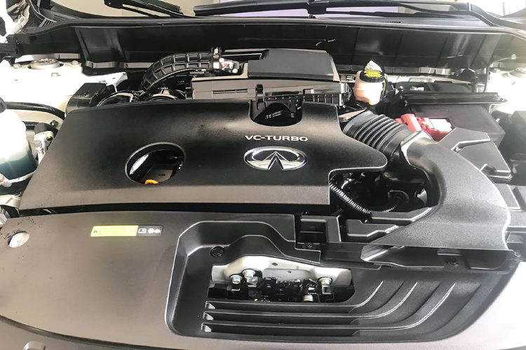 Phần đầu xe gây ấn tượng với người đối diện khi trang bị đèn pha LED sắc sảo nối liền cụm lưới tản nhiệt hình ‘’mắt cáo’’, đường chrome quanh cửa sổ và ốp viền tối màu, nắp ca-pô và thân xe đầy những đường cong mềm mại kéo dài là điểm hấp dẫn tạo nên một tổng thể nổi bật mang tính thanh lịch mạnh mẽ cho QX50.