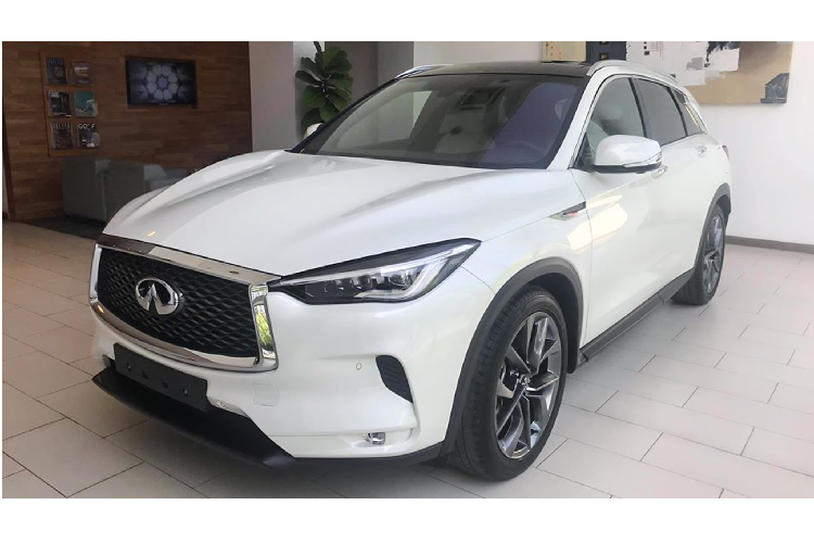 Giá xe Infiniti QX50 mới bán ra là 2,45 tỷ đồng, tạm tính mức giá lăn bánh cho mẫu crossover hạng sang Infiniti QX50 sẽ rơi vào khoảng 2,8 tỷ đồng. Trên thị trường, Infiniti QX50 sẽ phải cạnh tranh trực tiếp với các đối thủ trong phân khúc như ‘’ông lớn’’ Mercedes-Benz GLC, BMW X3, Audi Q5 và Lexus NX.