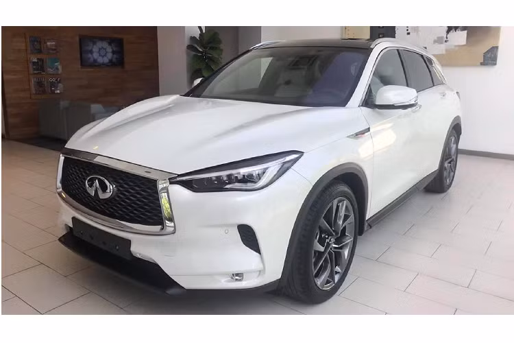  Giá xe Infiniti QX50 mới bán ra là 2,45 tỷ đồng, tạm tính mức giá lăn bánh cho mẫu crossover hạng sang Infiniti QX50 sẽ rơi vào khoảng 2,8 tỷ đồng. Trên thị trường, Infiniti QX50 sẽ phải cạnh tranh trực tiếp với các đối thủ trong phân khúc như ‘’ông lớn’’ Mercedes-Benz GLC, BMW X3, Audi Q5 và Lexus NX.