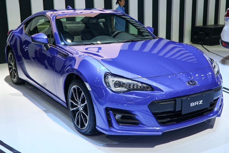 Với những tín đồ JDM thì một chiếc xe dẫn động cầu sau như Subaru BRZ nên được trang bị hộp số sàn để tăng thêm tính trải nghiệm và kết nối giữa chiếc Coupe 2 cửa này với người lái. Các mẫu xe thể thao Subaru BRZ cũng như “người anh em” Toyota 86 trước đó tại Việt Nam hầu hết đều sử dụng hộp số tự động ít nhiều không hấp dẫn như chiếc xe hộp số sàn 6 cấp đang trưng bày ở Việt Nam này.