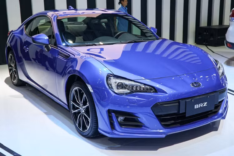 Với những tín đồ JDM thì một chiếc xe dẫn động cầu sau như Subaru BRZ nên được trang bị hộp số sàn để tăng thêm tính trải nghiệm và kết nối giữa chiếc Coupe 2 cửa này với người lái. Các mẫu xe thể thao Subaru BRZ cũng như “người anh em” Toyota 86 trước đó tại Việt Nam hầu hết đều sử dụng hộp số tự động ít nhiều không hấp dẫn như chiếc xe hộp số sàn 6 cấp đang trưng bày ở Việt Nam này.