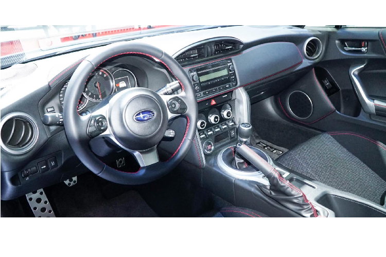 Về hiệu suất hoạt động, BRZ có thể sản sinh công suất 200 PS với mô-men xoắn cực đại là 205 Nm tại vòng tua 6.400 – 6.600 từ khối động cơ Boxer 2.0L nạp khí tự nhiên. Mẫu xe Subaru BRZ xuất hiện lần này cũng là phiên bản 2019 đã được cải tiến nhẹ ở thiết kế nội ngoại thất với đèn pha và đèn hậu LED mới, bộ la-zăng nguyên bản đi kèm cũng đã được nâng cấp với kiểu dáng mới.