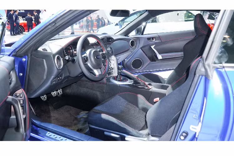 Những thay đổi bên trong Subaru BRZ 2019 mới bao gồm vô lăng đa chức năng kiểu mới, thêm vào đó là cụm đồng hồ tái thiết kế đi kèm vòm chắn nắng và màn hình đa thông tin dạng màu có kích thước 4,2 inch. Màn hình giờ đây hiển thị thêm dữ liệu hiệu suất xe và thời gian hoàn thành vòng đua.