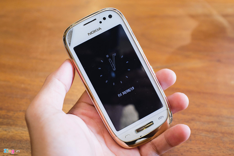 Phím menu của máy được làm bằng Saphia, chống trầy và long lanh khi đèn nền của phím phát sáng. Máy cũng có tính năng mà ngày này được biết đến với tên gọi Always on display cho phép màn hình chờ luôn sáng, hiển thị thông tin ngày giờ.