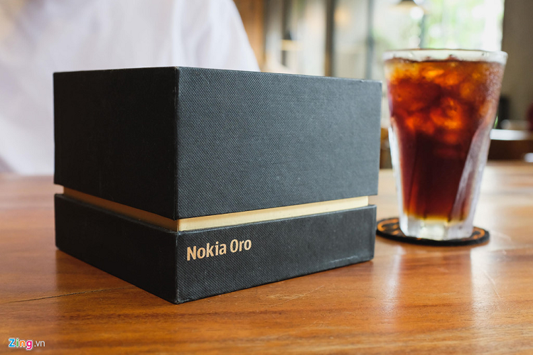 Tháng 11/2011, Nokia ra mắt mẫu điện thoại Nokia Oro. Đây là phiên bản “sang chảnh” của model Nokia C7. Hình dáng và cấu hình của Nokia Oke đều thửa từ C7. Tuy vậy, điều tạo nên đẳng cấp cho Oro đến từ vật liệu. 
